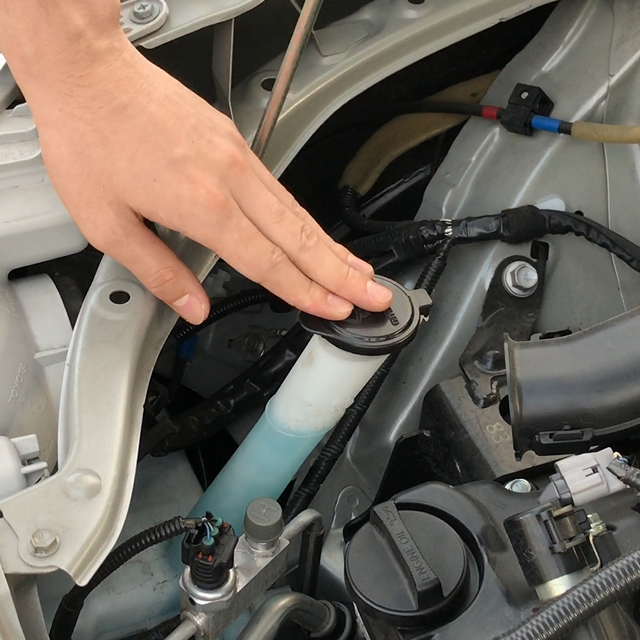 ウィンドウォッシャー液の補充方法③入れ終わったら、ふたを閉めます