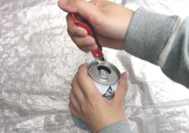 飲み口回りを切り抜く