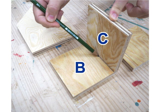 鉛筆で印の線を引く、墨付け