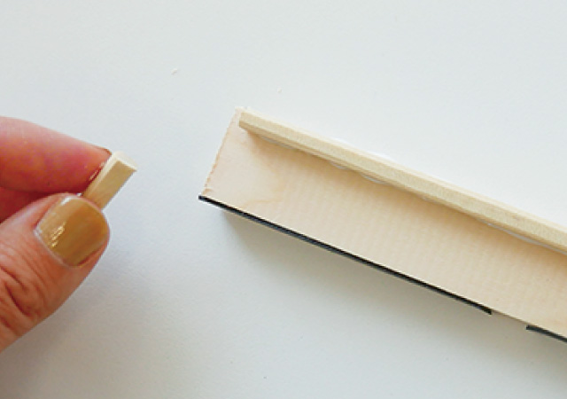 木材に割り箸を付けて囲いを作る