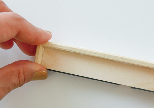 木材に割り箸を付けて囲いを作る