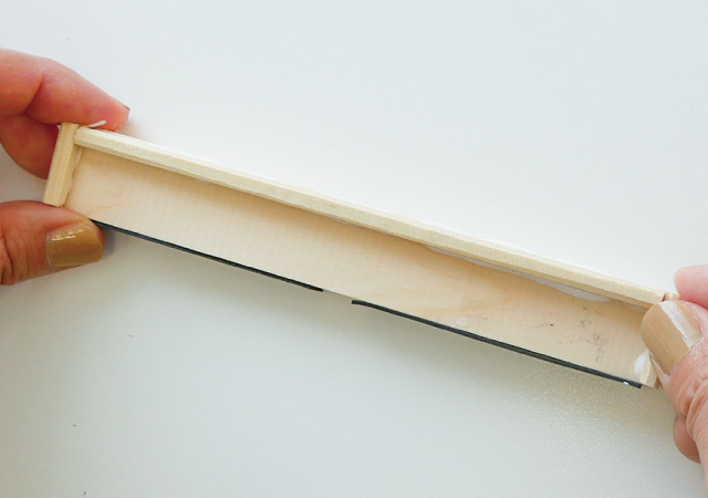 木材に割り箸を付けて囲いを作る