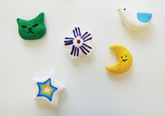 紙粘土にマーカーで模様を描く