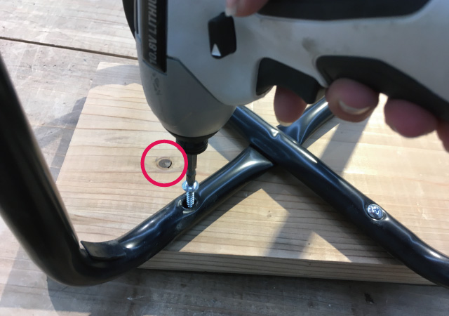 杉カフェ板に脚を取り付ける