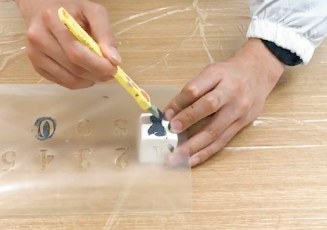 さいころにステンシルする