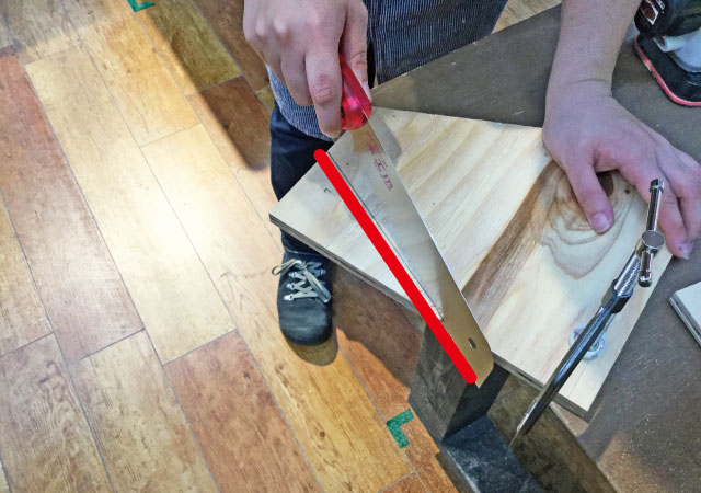 のこぎりでカット