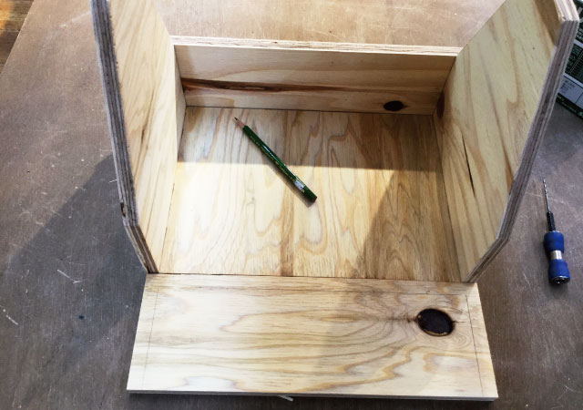 鉛筆で印をつける,下穴をあける