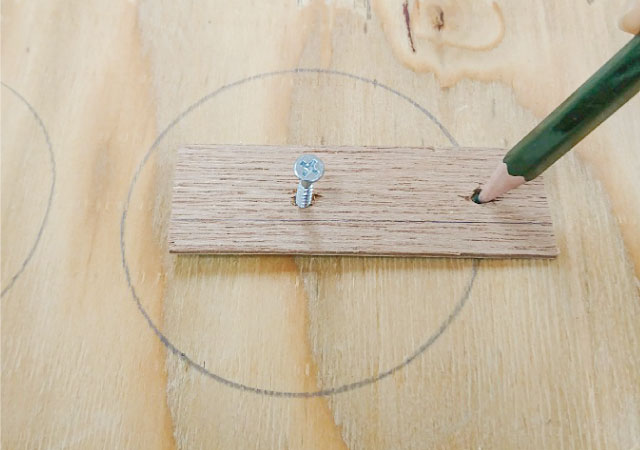 板に円を描き中心点を付ける