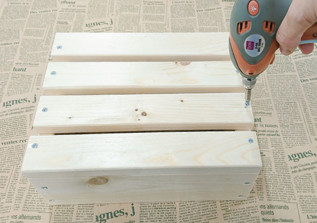 底面をネジでとめる