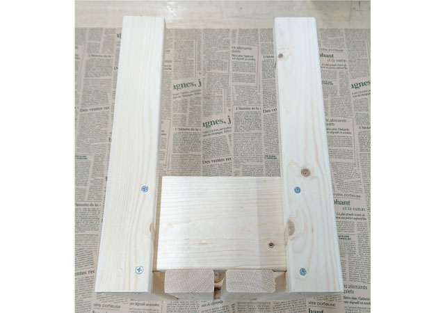 下穴、ネジで仮止め