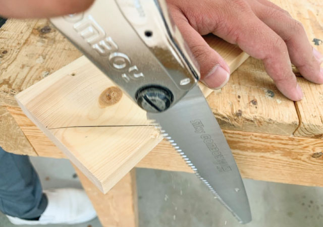 板に印をつけてカットする