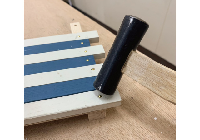 釘で打ち付ける