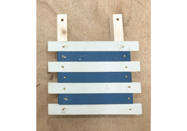 釘で打ち付ける