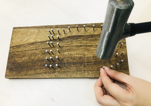 釘を打つ