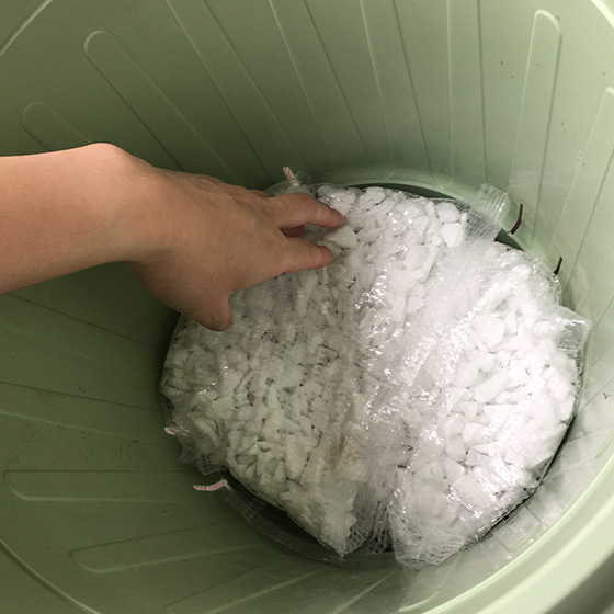 プランターに鉢底石を入れる