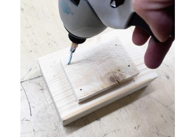 ネジを仮止めする