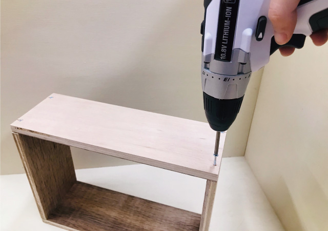 針葉樹合板をネジでとめる