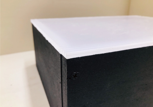 両面テープで接着する