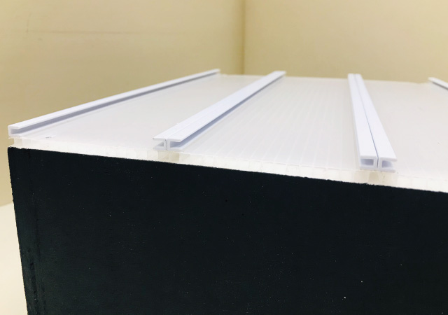 コの字ジョイナー貼り付け