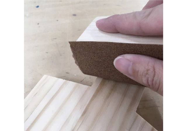 ヤスリ掛けして滑らかにする