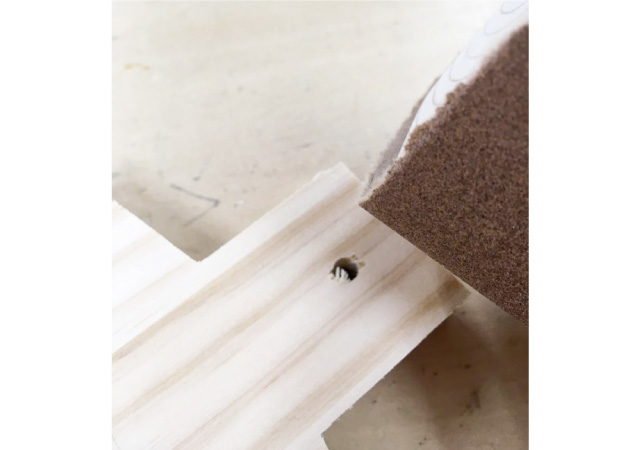 ヤスリ掛けをする