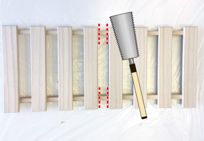 すのこをのこぎりでカットする