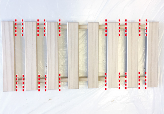 すのこをのこぎりでカットする