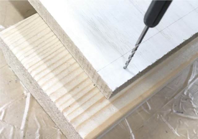 木材の下に当て板を置く