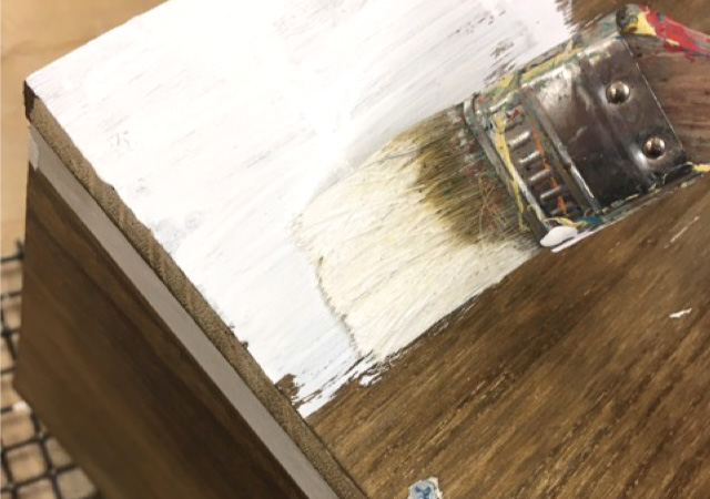 塗料を刷毛で塗る