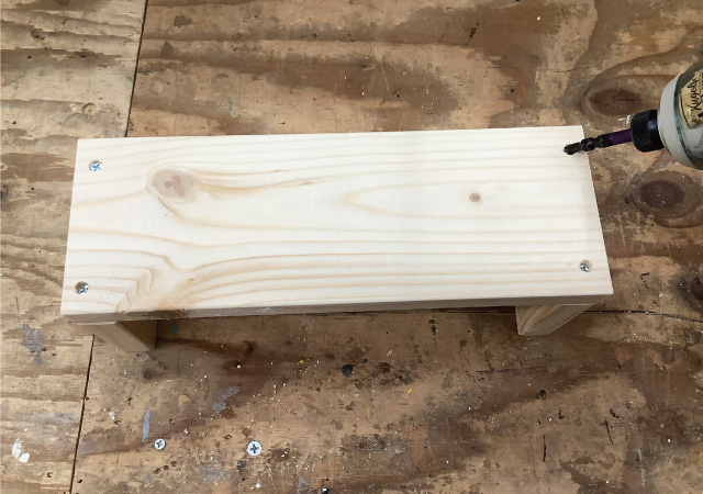 底板BにDをビスどめする