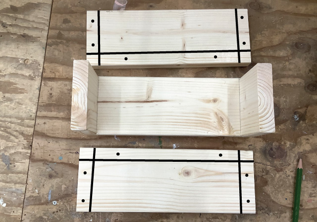 Aの板をビスどめする