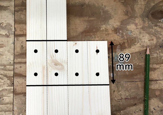 前脚を箱にビスどめする