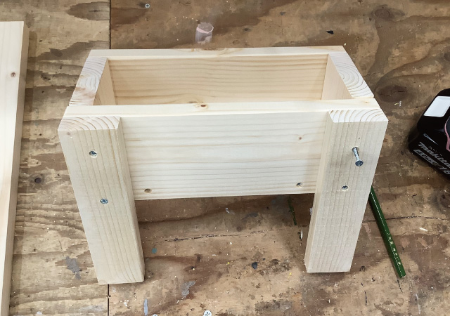 前脚を箱にビスどめする