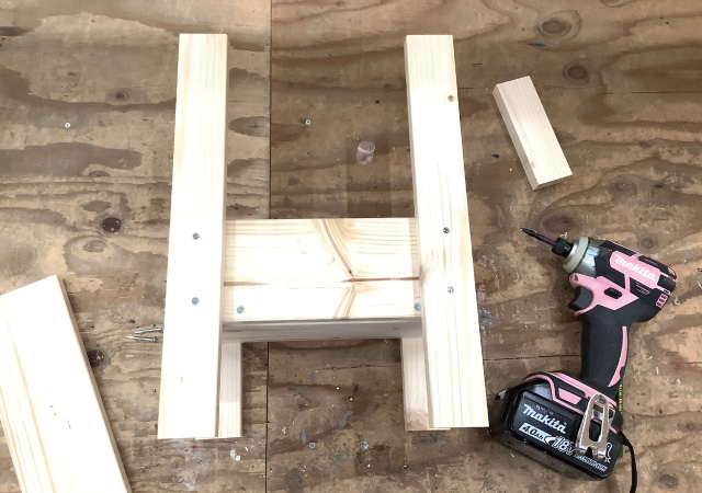 前脚を箱にビスどめする