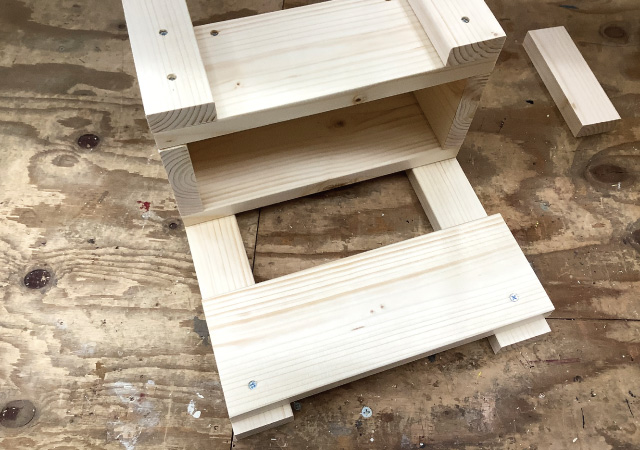 背板を取りつける