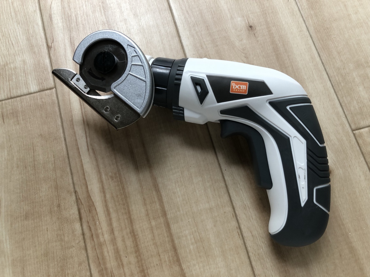 カーペットや段ボールなどが手軽に簡単にカットできます 充電式カッター 主婦モニターの品評会 連載 コラム くらしメイド ｄｃｍ