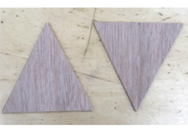 三角形にカットした木材