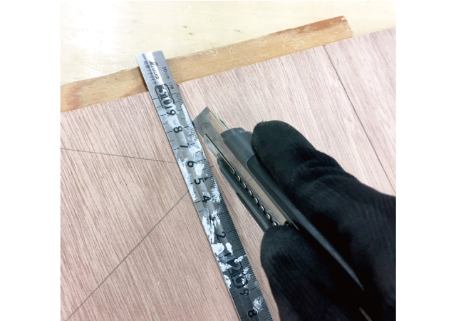 カッターで木材をカットします