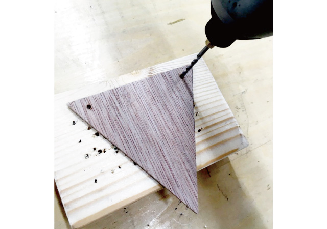 電動ドリルドライバーで穴をあける