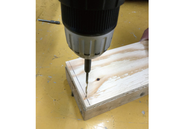 ドリルで下穴をあけます