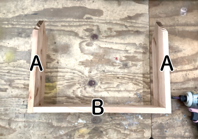 背板BにAをビス止めする