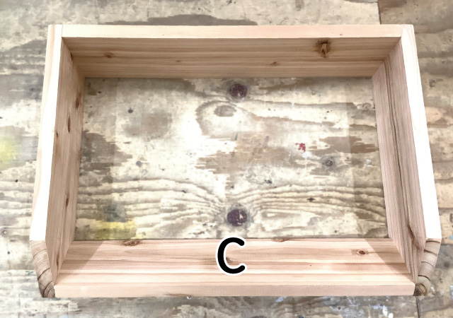 前板Cをビス留めする