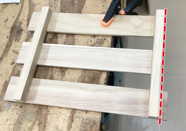 すのこをカットする