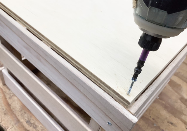 底板をビス留めする