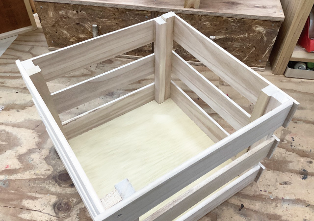 底板をビス留めする