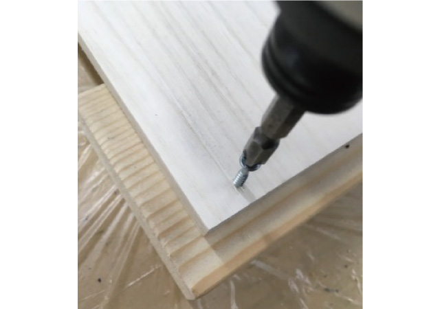 ビスを板を貫通しない程度にねじ込む