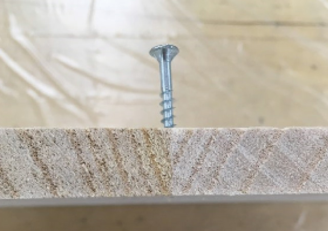 ビスを板を貫通しない程度にねじ込む