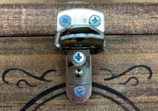 パッチン錠を取り付ける