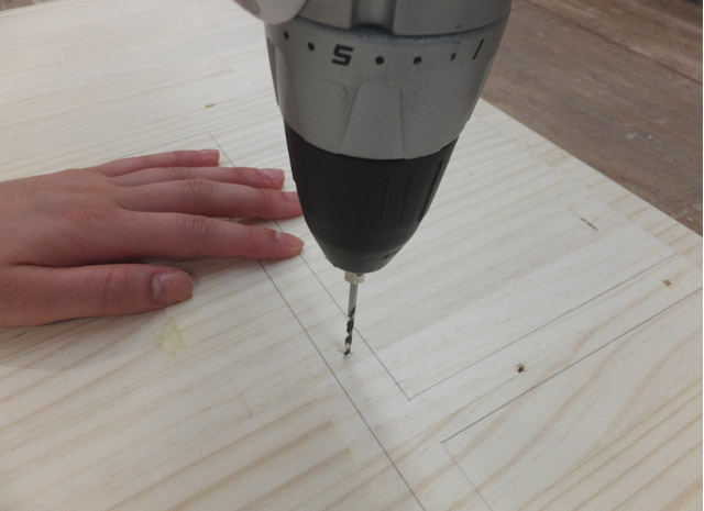 側板に下穴をあけます