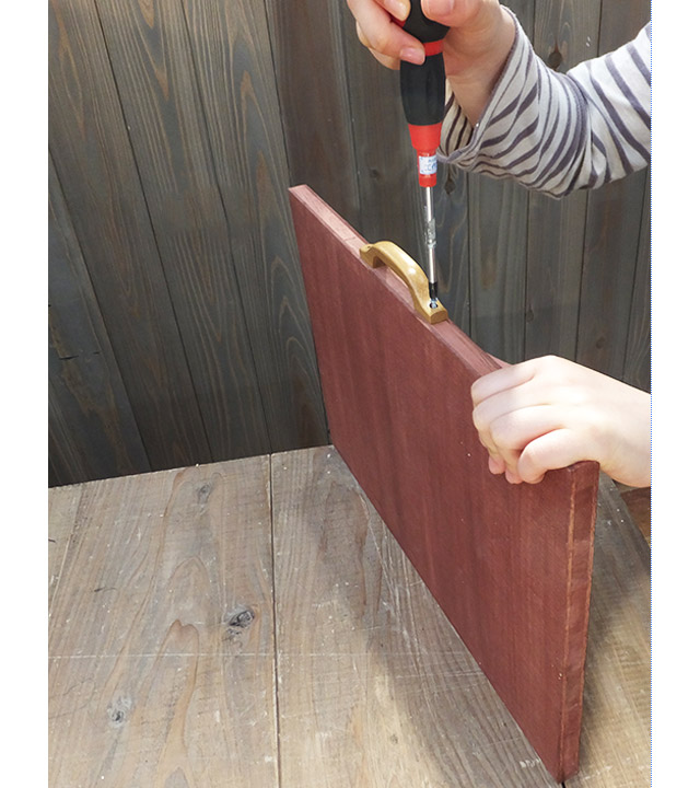 木材の側面の中央に取っ手を取り付け